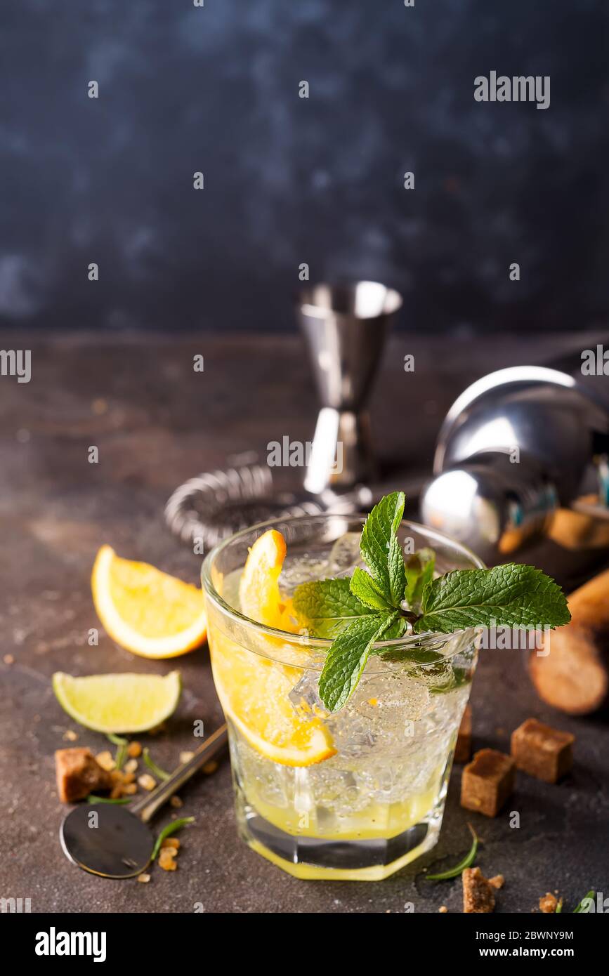 Mojito oder Caipirinha Cocktail. Brauner Zucker und ein leeres Glas auf  Stein Stockfotografie - Alamy