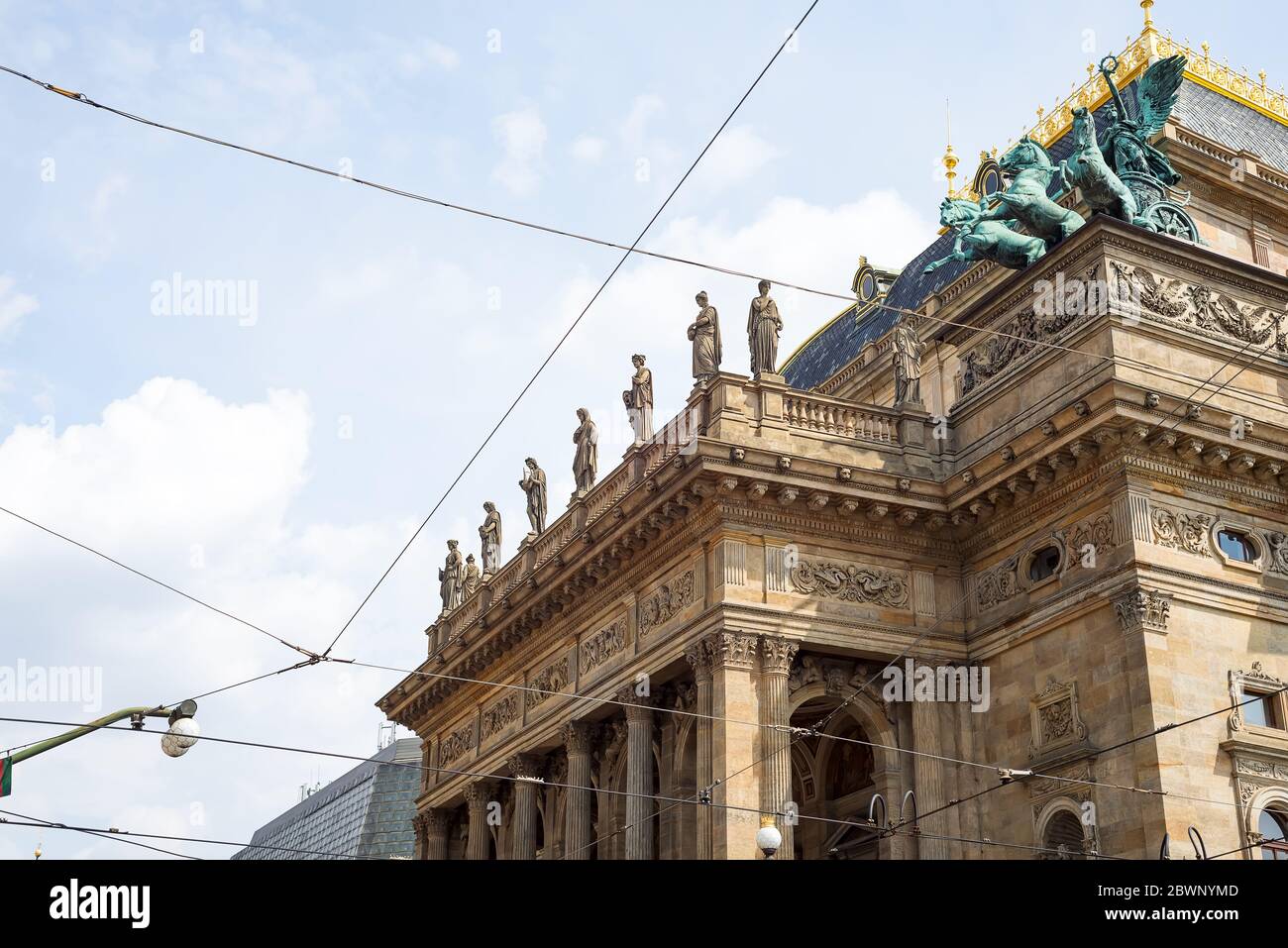Nahaufnahme Foto von Bronze drei Pferdewagen Nationaltheater Prag in den Tag Národní Divadlo Stockfoto