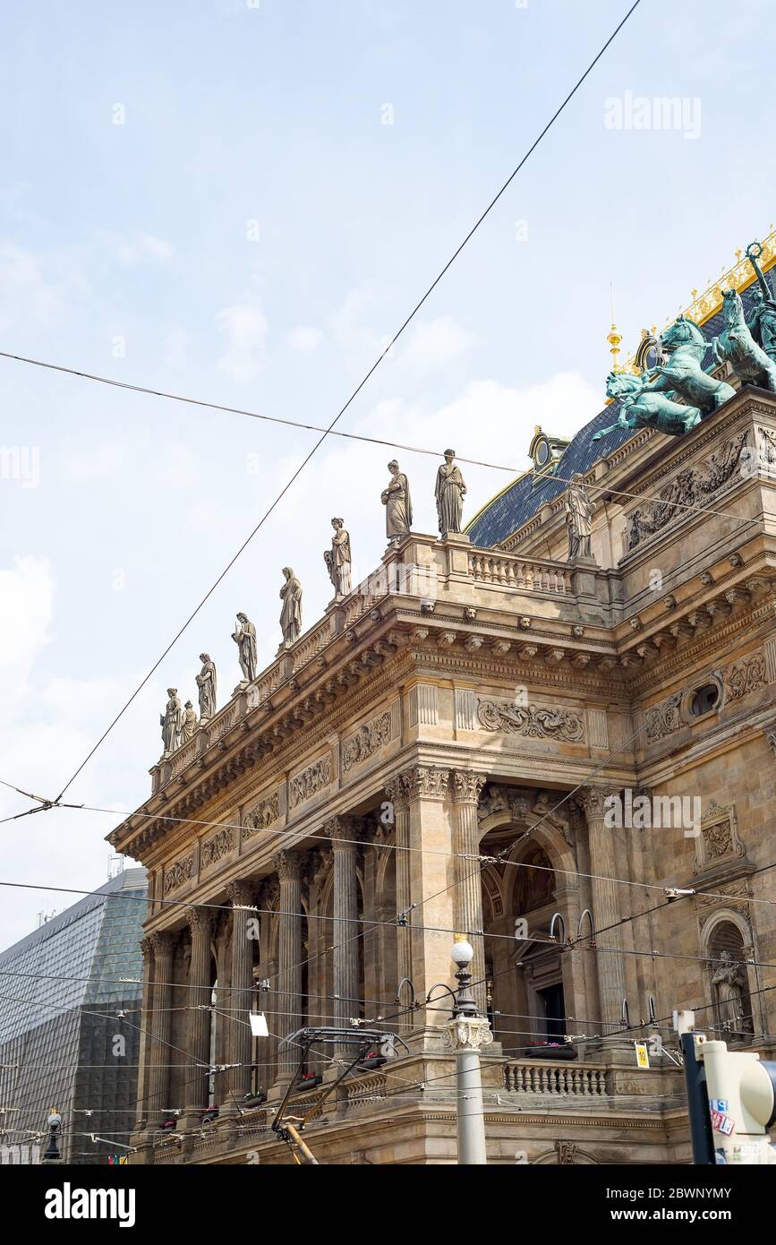 Nahaufnahme Foto von Bronze drei Pferdewagen Nationaltheater Prag in den Tag Národní Divadlo Stockfoto
