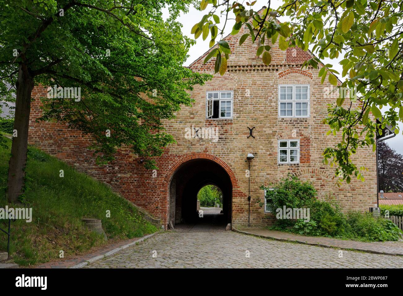 Historisches Steintore Haus, Deutsches Steintorhaus, mit Tunneldurchgang neben Ratzeburger Dom und Bischofshaus, ein mittelalterliches Gebäude in Backsteinbogen Stockfoto