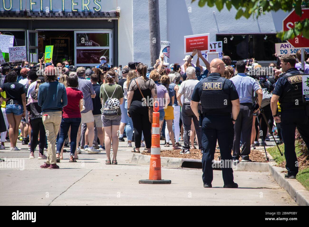05-30-2020 Tulsa USA zwei Polizisten diskutieren, während sie friedlich gegen die BLM protestieren Stockfoto