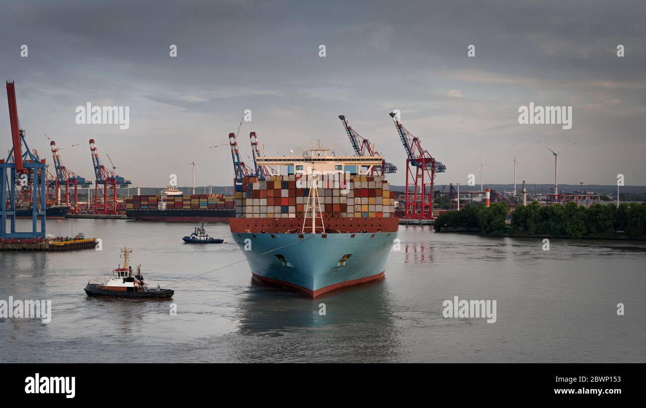 Panorama von einem Containerschiff im Hamburger Hafen Stockfoto