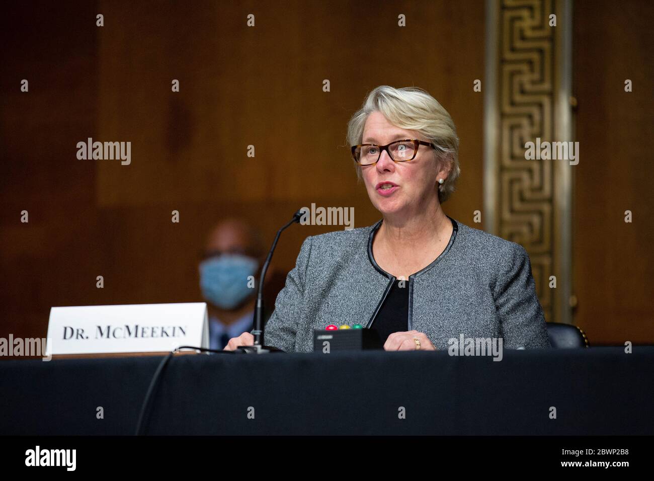 Judith McMeekin, Associate Commissioner for Regulatory Affairs bei der Food and Drug Administration (FDA), spricht während der Anhörung des Finanzausschusses des US-Senats zum Inspektionsprozess der ausländischen Arzneimittelherstellung auf dem Capitol Hill in Washington, DC, USA, am Dienstag, den 2. Juni 2020. Quelle: Stefani Reynolds/CNP/MediaPunch Stockfoto