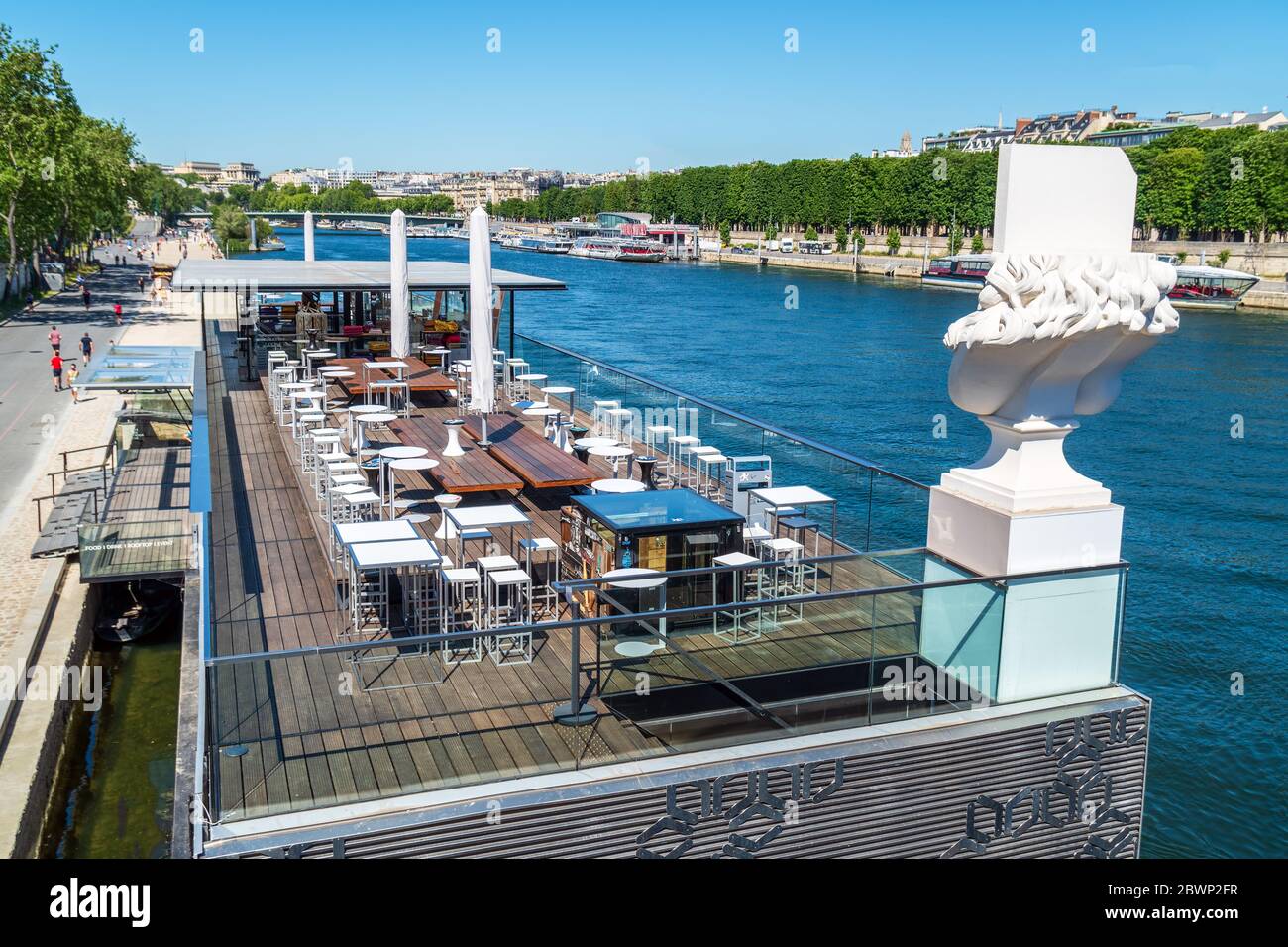 Leeres Café in Paris am Tag vor der Wiedereröffnung nach der Coronavirus-Lockdown. Stockfoto