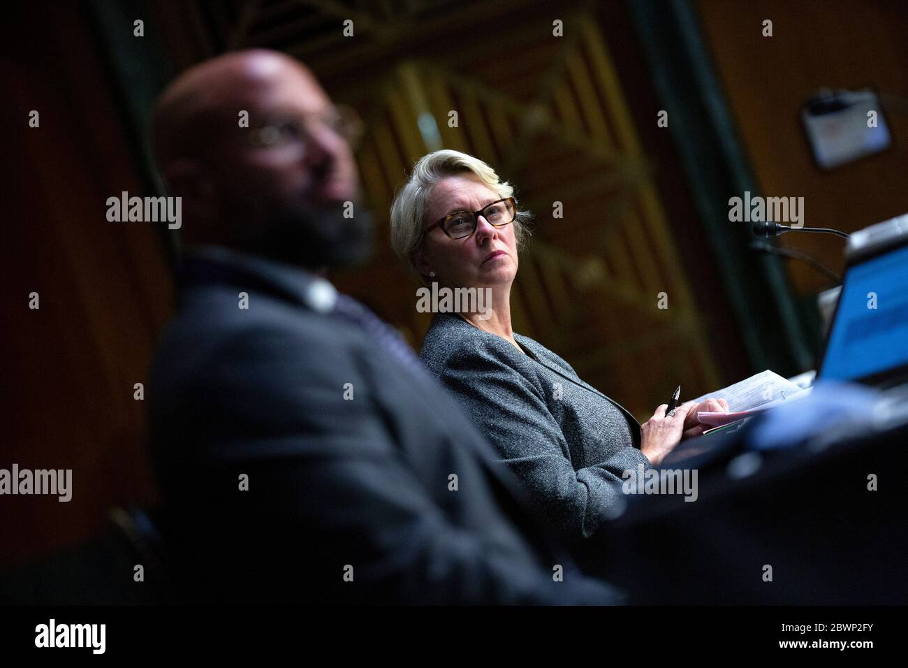 Judith McMeekin, Associate Commissioner for Regulatory Affairs bei der Food and Drug Administration (FDA), rechts, Und Mark Abdoo, Associate Commissioner for Global Policy and Strategy bei der Food and Drug Administration (FDA), hört während der Anhörung des Finanzausschusses des US-Senats zum Inspektionsprozess der ausländischen Arzneimittelherstellung auf dem Capitol Hill in Washington, DC, USA, am Dienstag, den 2. Juni 2020 zu. Quelle: Stefani Reynolds/CNP/MediaPunch Stockfoto