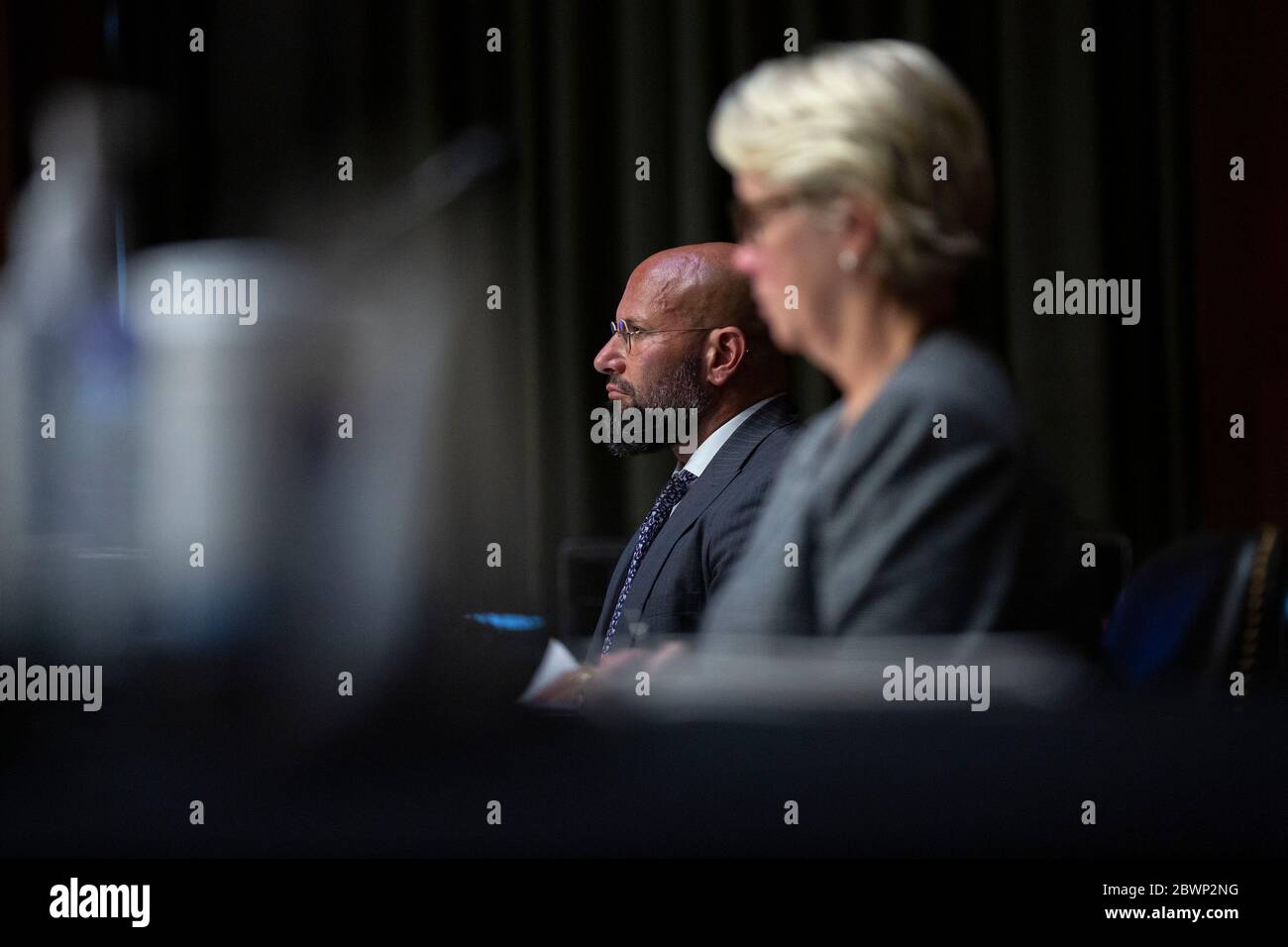 Judith McMeekin, Associate Commissioner for Regulatory Affairs bei der Food and Drug Administration (FDA), rechts, Und Mark Abdoo, Associate Commissioner for Global Policy and Strategy bei der Food and Drug Administration (FDA), hört während der Anhörung des Finanzausschusses des US-Senats zum Inspektionsprozess der ausländischen Arzneimittelherstellung auf dem Capitol Hill in Washington, DC, USA, am Dienstag, den 2. Juni 2020 zu. Quelle: Stefani Reynolds/CNP/MediaPunch Stockfoto