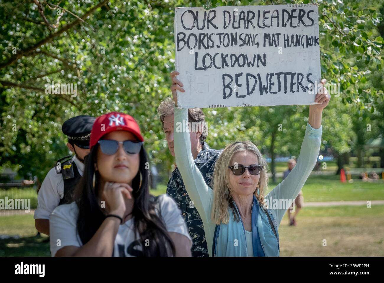 Coronavirus: Anti-Lockdown-Protest im Hyde Park, um die aktuellen Regierungsregeln öffentlicher, sozial-distanzierender und großangelegter Versammlungen erneut zu rebellieren. Stockfoto