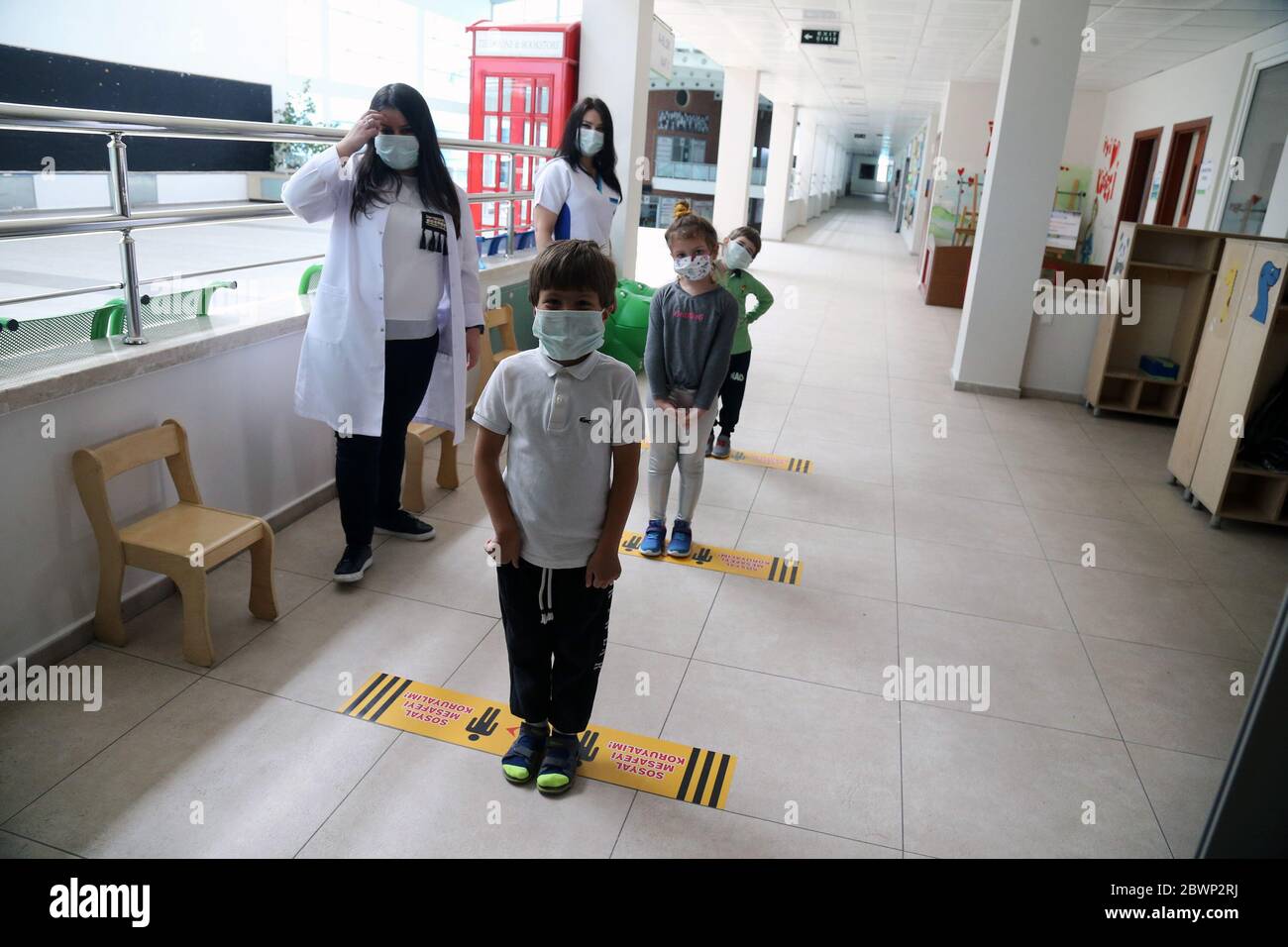 Ankara, Türkei. Juni 2020. Die Kinder warten darauf, dass ihre Körpertemperatur in einem wiedereröffneten Kindergarten in Ankara, Türkei, am 2. Juni 2020 überprüft wird. Die türkische COVID-19-Pandemie hat sich am Dienstag weiter verlangsamt, mit 786 neuen Fällen von Infektionen, die die Gesamtzahl der bestätigten Fälle auf 165,555 erhöht haben. Kredit: Mustafa Kaya/Xinhua/Alamy Live News Stockfoto