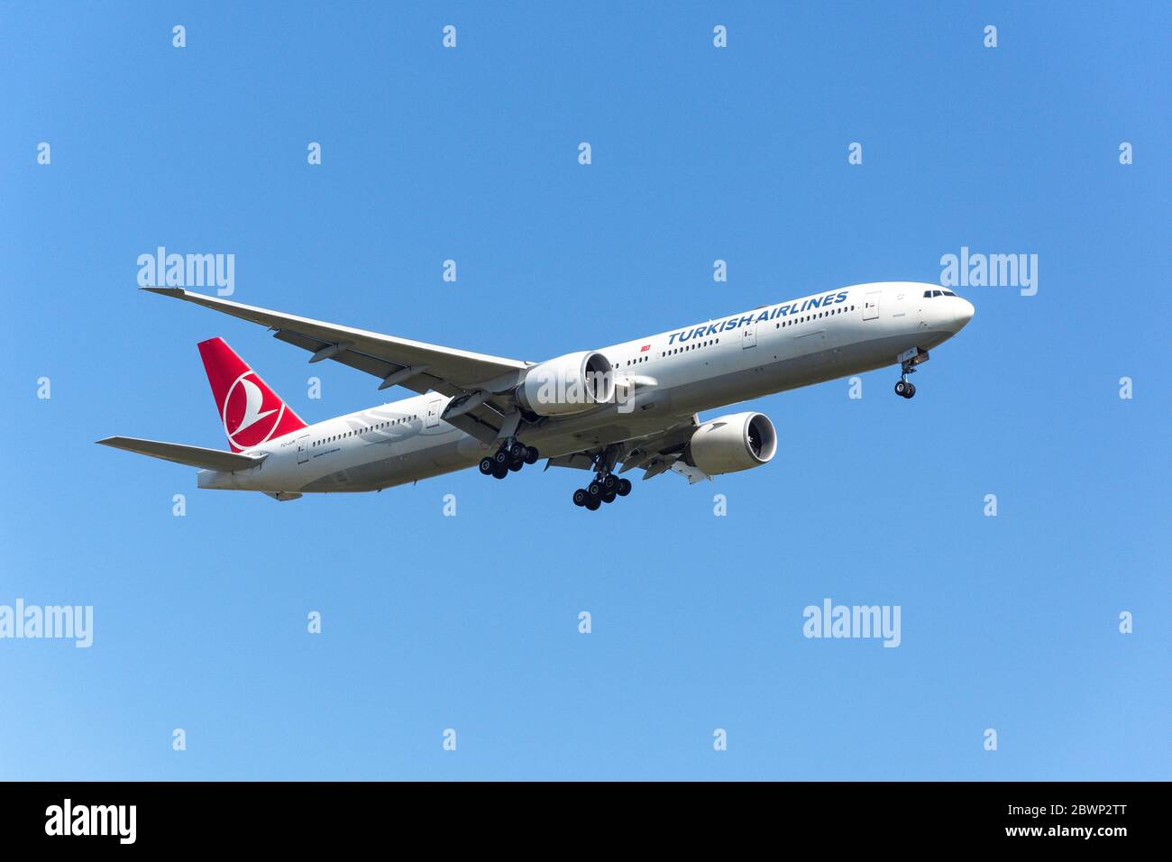 Turkish Airlines Boeing 777 -300 Flugzeuge landen am Flughafen Heathrow, London Borough of Hillingdon, Greater London, England, Großbritannien Stockfoto