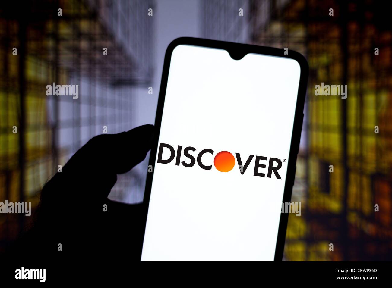 In dieser Abbildung wird das Discover Financial Services Logo auf einem Smartphone angezeigt. Stockfoto