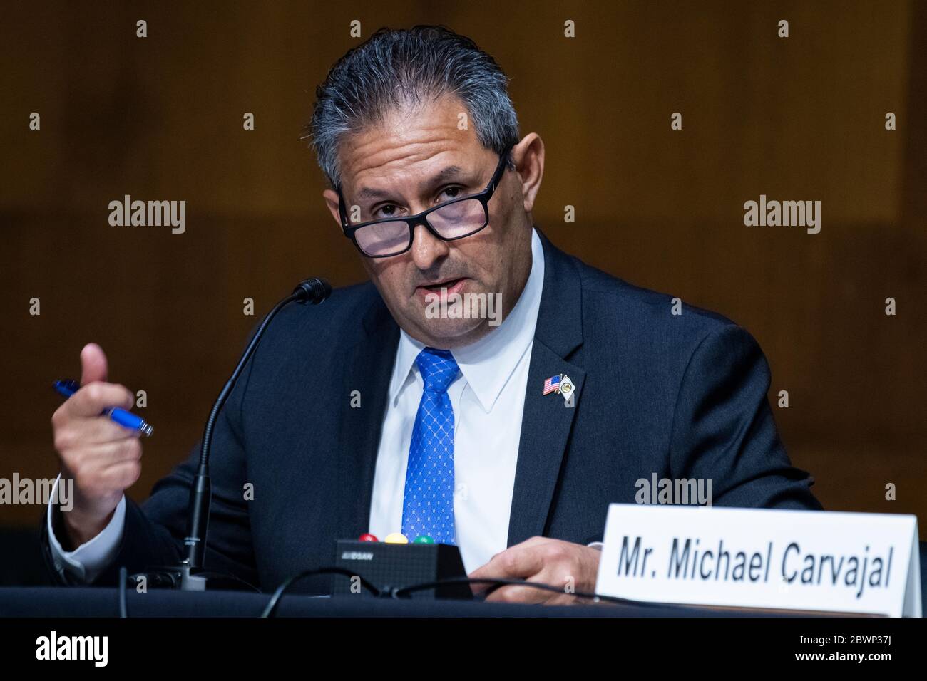 Michael Carvajal, Direktor des Bundesbüros für Gefängnisse, bezeugt während der Anhörung des Justizausschusses des US-Senats mit dem Titel "Prüfung bewährter Verfahren für Inhaftierung und Inhaftierung während der COVID-19" am Dienstag, den 2. Juni 2020, im Dirksen-Gebäude in Washington, DC.Quelle: Tom Williams/Pool via CNP /MediaPunch Stockfoto