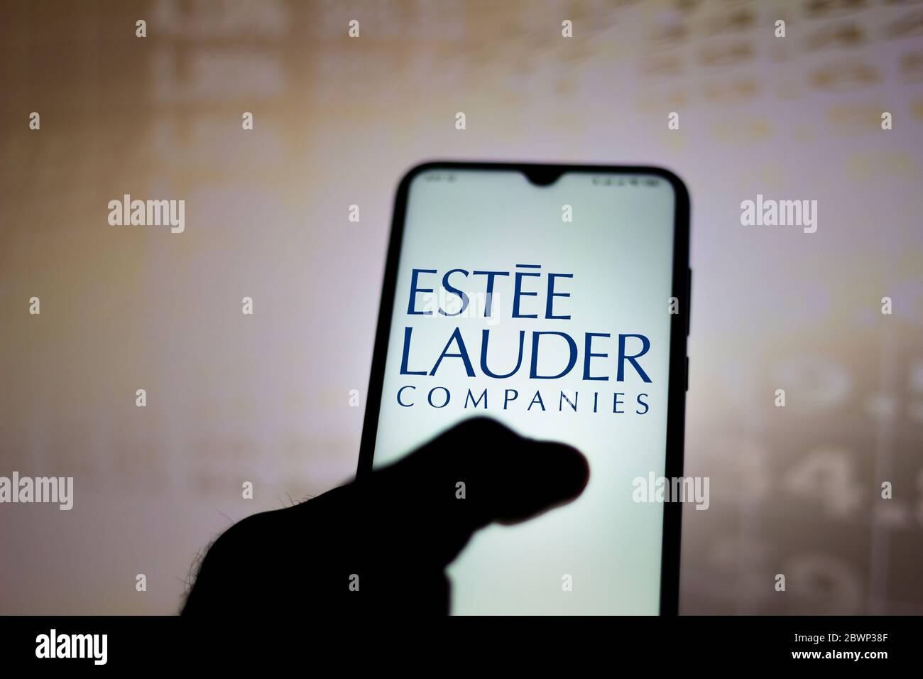 In dieser Abbildung ist das Logo der Estée Lauder Firmen auf einem Smartphone zu sehen. Stockfoto