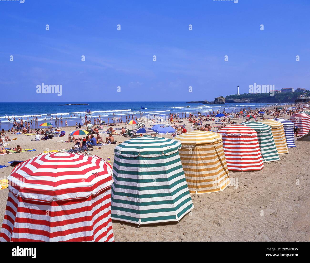 Vintage-Zelte zum Umziehen am Strand auf Plage Miramar, Biarritz (Miarritze), Pyrénées-Atlantiques, Nouvelle-Aquitaine, Frankreich Stockfoto