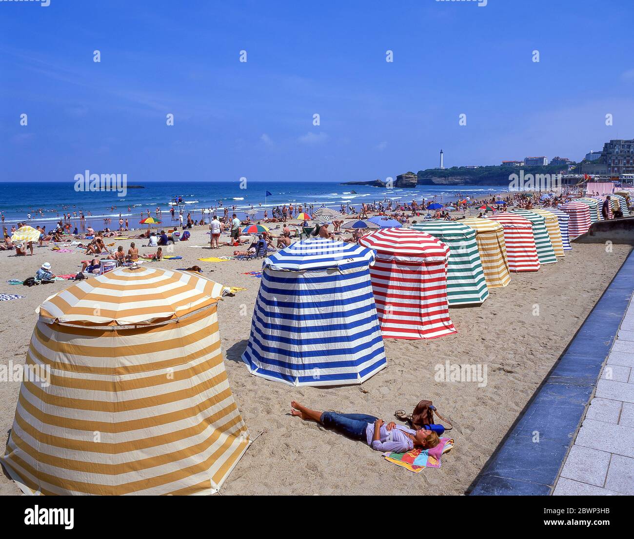 Vintage-Zelte zum Umziehen am Strand auf Plage Miramar, Biarritz (Miarritze), Pyrénées-Atlantiques, Nouvelle-Aquitaine, Frankreich Stockfoto