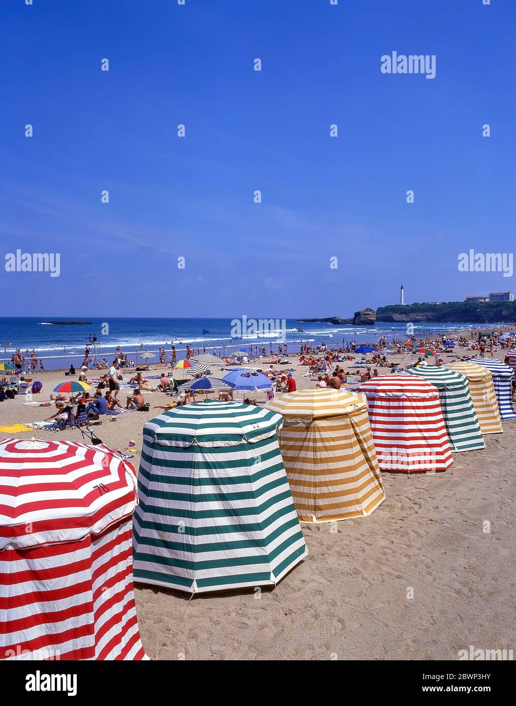 Vintage-Zelte zum Umziehen am Strand auf Plage Miramar, Biarritz (Miarritze), Pyrénées-Atlantiques, Nouvelle-Aquitaine, Frankreich Stockfoto