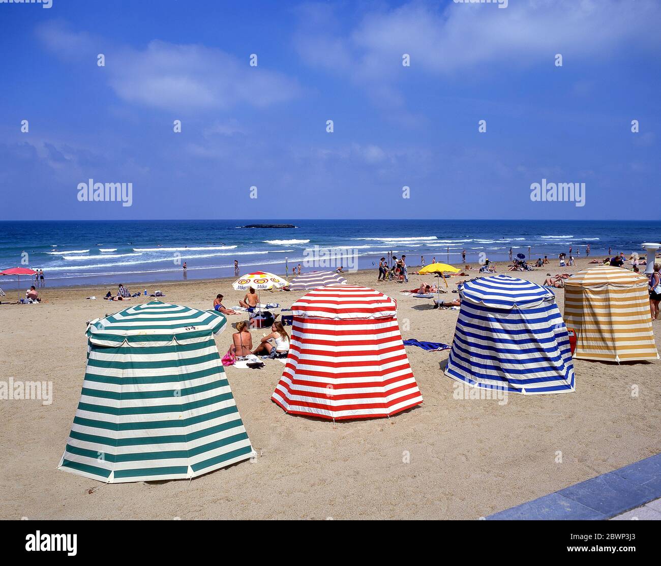 Vintage-Zelte zum Umziehen am Strand auf Plage Miramar, Biarritz (Miarritze), Pyrénées-Atlantiques, Nouvelle-Aquitaine, Frankreich Stockfoto