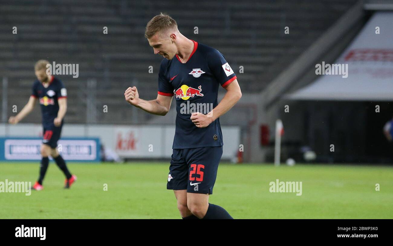RheinEnergieStadion Köln Deutschland 1.6.2020, Fußball: Bundesliga Saison 2019/20 Spieltag 29, 1.FC Köln (KOE, weiß) gegen RB Leipzig (RBL, schwarz) - Dani Olmo feiert aufgrund der Corona-Virus-Pandemie werden alle deutschen Ligaspiele in leeren Stadien ohne Zuschauer gespielt. Foto: Sebastian El Saqqa/ firosportphoto/POOL/via Kolvenbach nur für redaktionelle Verwendung! Die DFL-Bestimmungen verbieten die Verwendung von Fotos als Bildsequenzen und/oder quasi-Video. Stockfoto