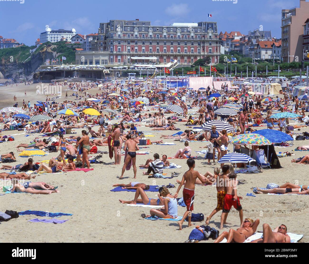 Überfüllter Strand, Plage Miramar, Biarritz (Miarritze), Pyrénées-Atlantiques, Nouvelle-Aquitaine, Frankreich Stockfoto