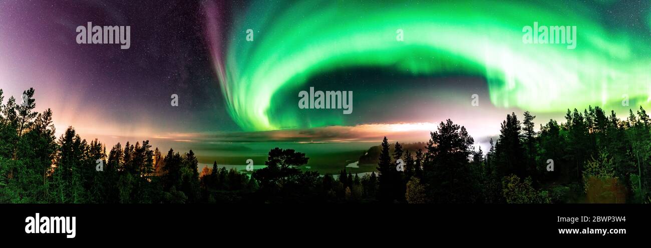 Panorama-Blick auf starke Nordlichter und atmosphärisches Phänomen "SEVE" trifft Milchstraße. Steve erscheint als lila und grüne Lichtband in der Höhe Stockfoto