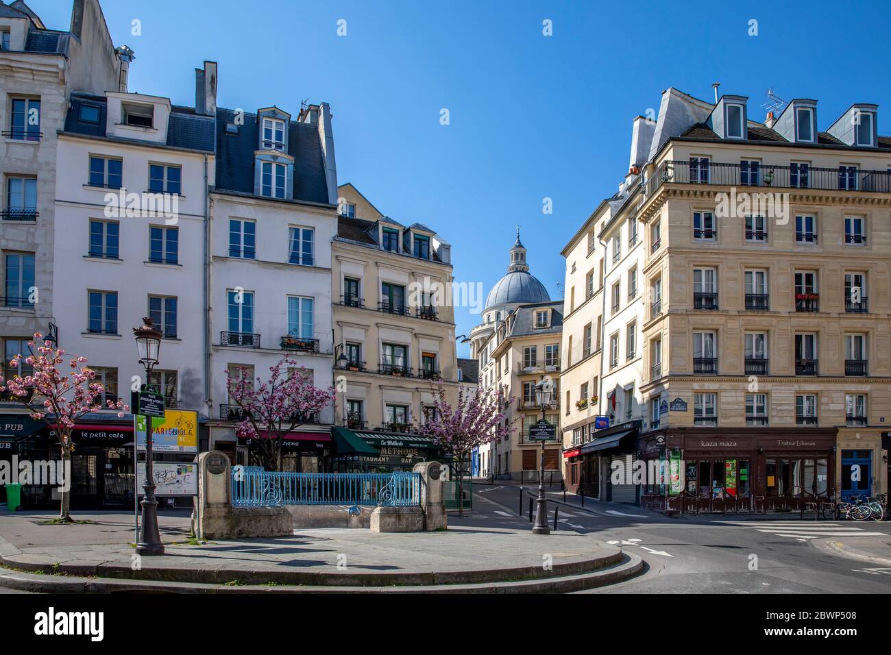 Paris, Frankreich - 5. April 2020: 20. Tag der Eindämmung wegen Covid-19 in Montagne Sainte Genevieve Bezirk in Paris mit Pantheon Kuppel in backgr Stockfoto