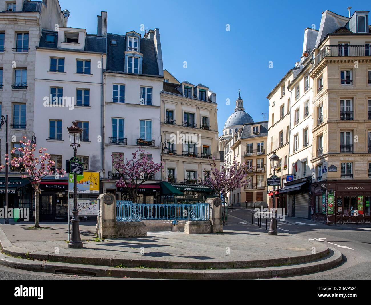 Paris, Frankreich - 5. April 2020: 20. Tag der Eindämmung wegen Covid-19 in Montagne Sainte Genevieve Bezirk in Paris mit Pantheon Kuppel in backgr Stockfoto