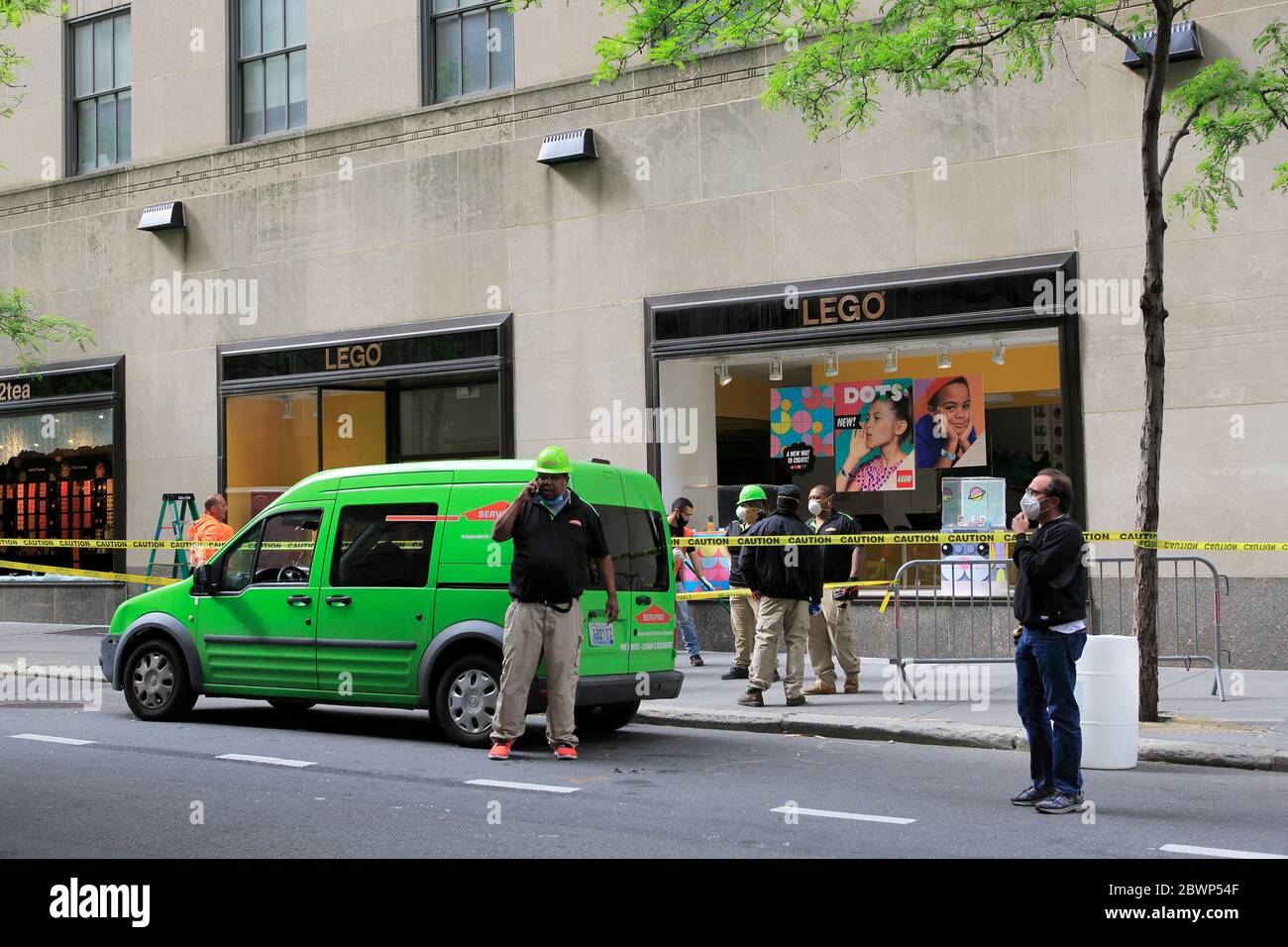 Arbeiter reparieren Schaufenster im Rockefeller Center, nachdem Vandalen und Plünderer Proteste über den Tod von George Floyd als Gelegenheit nutzen, Chaos zu verursachen. Midtown Manhattan, New York City, USA 2. Juni 2020 Stockfoto