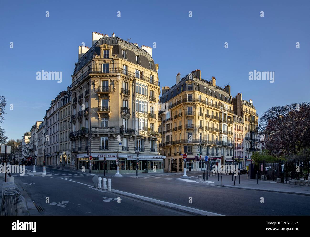 Paris, Frankreich - 4. April 2020: Typische haussmanische Gebäude zur goldenen Stunde während der Eindämmungsmaßnahmen aufgrund von covid-19 Stockfoto
