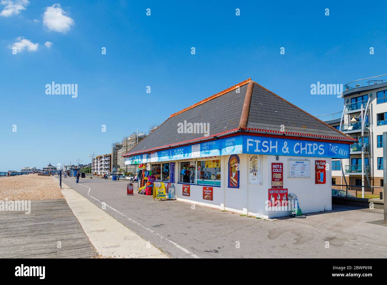 Esplanade Beach Kiosk Shops und Snack Bars am Meer in Bognor Regis, einem Küstenort in West Sussex, Südküste Englands an einem sonnigen Tag Stockfoto