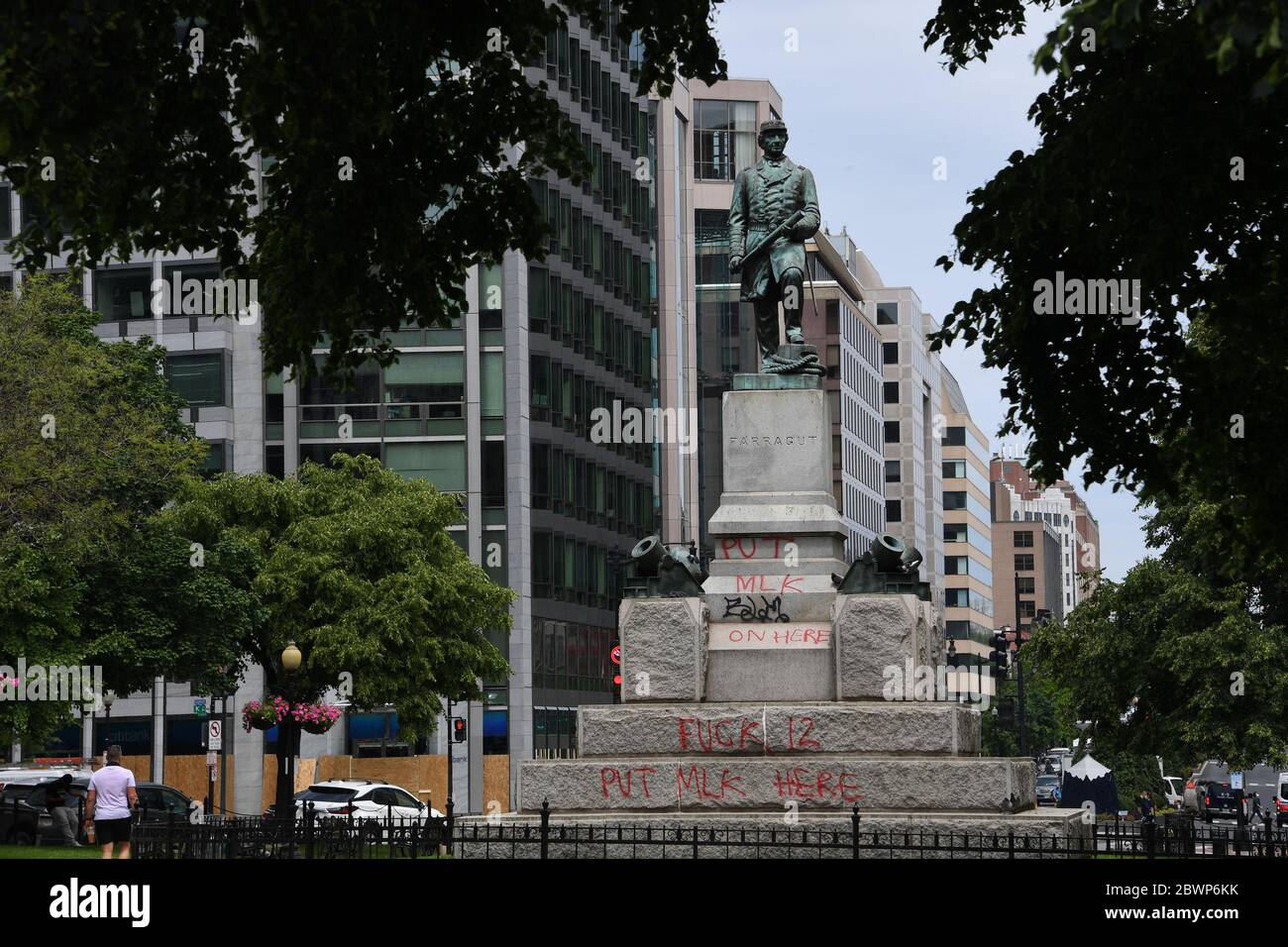 Washington, DC, USA. Juni 2020. 20. Juni - Washington DC die landesweiten Demonstrationen von Black Lives Matter dauern bis in den achten Tag des Protests gegen den Mord an George Floyd aus Minnesota an. Eine berühmte Statue von General Farragut im Farragut Park wird zerstört. Kredit: Christy Bowe/ZUMA Wire/Alamy Live News Stockfoto