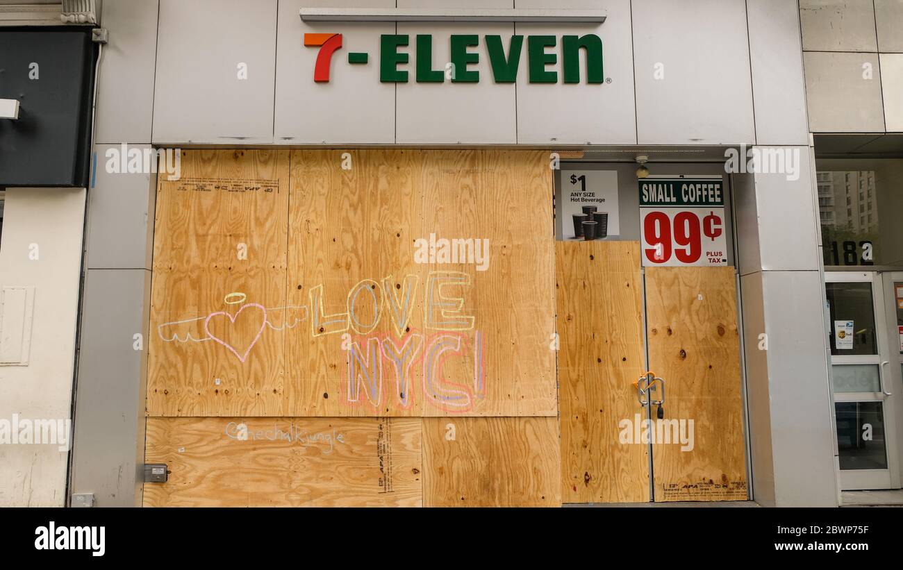 Ein 7-Eleven-Laden, der nach Protesten mit Graffitti in Manhattan verladen wurde Stockfoto