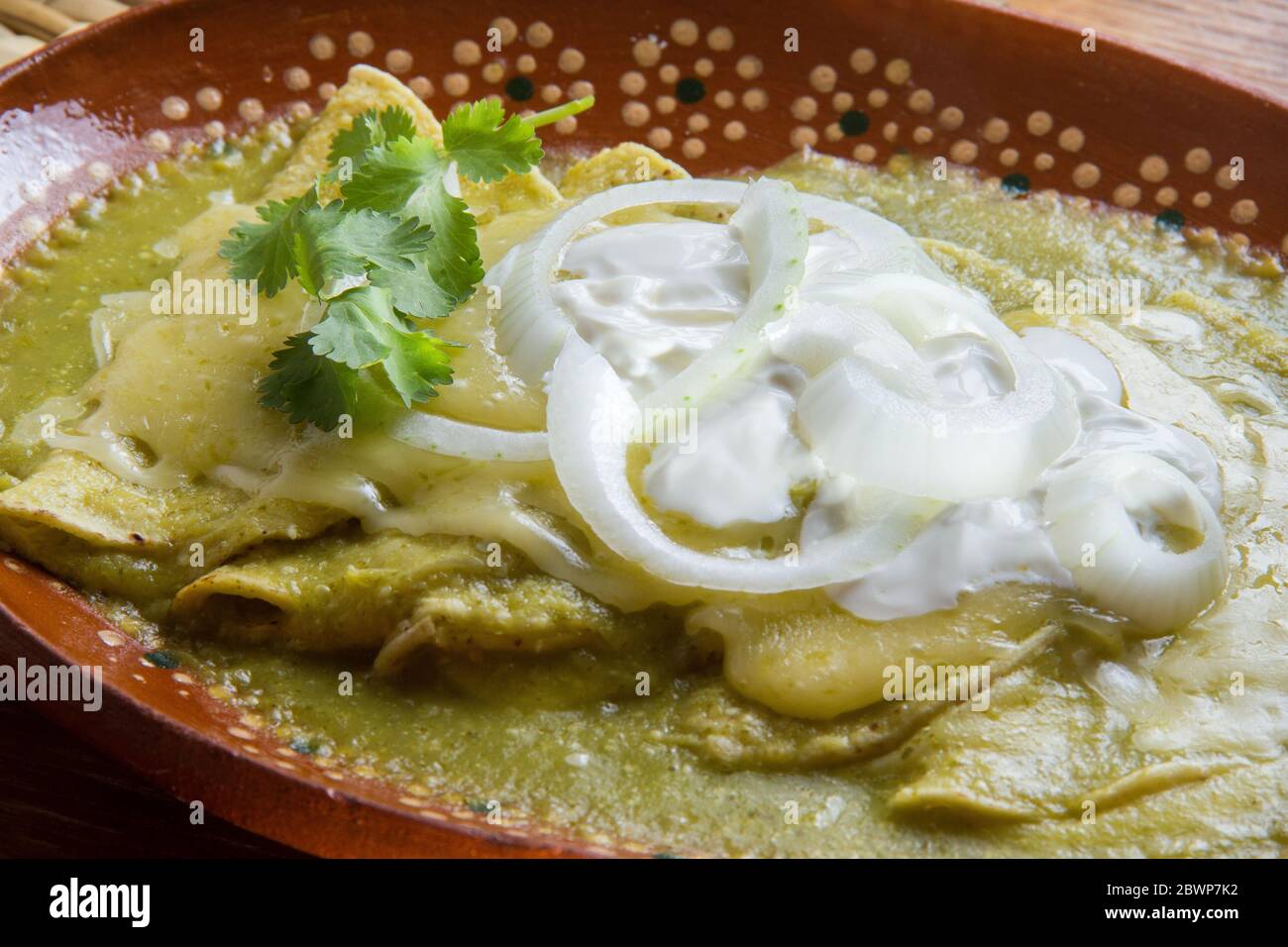Authentische mexikanische grüne Enchiladas 'Suizas' Stockfoto