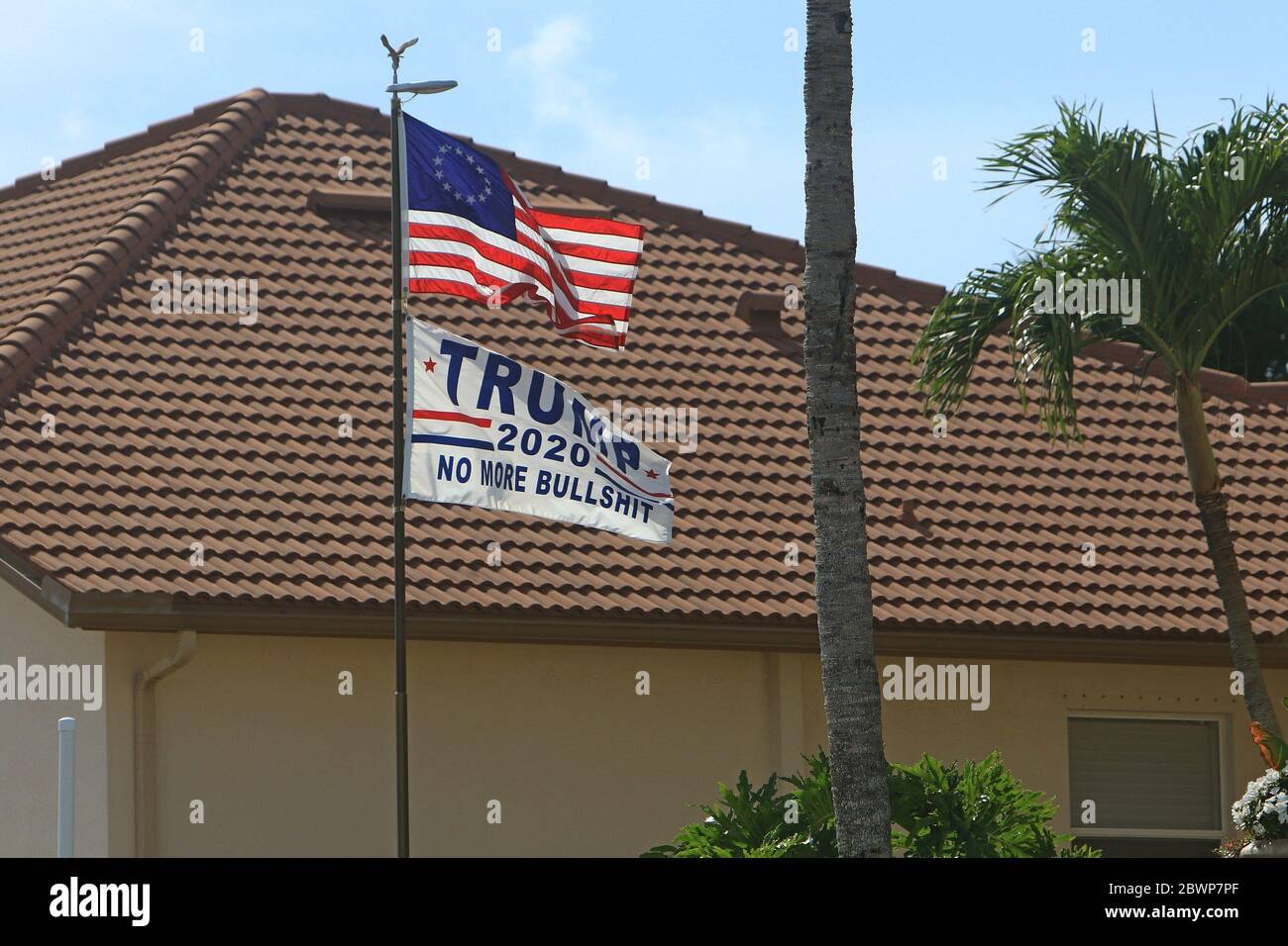 Marco Island, FL, 23. Mai 2020: „Trump. Kein Bullshit' Banner mehr fliegt auf einem Posten in einer Privatwohnung. Stockfoto