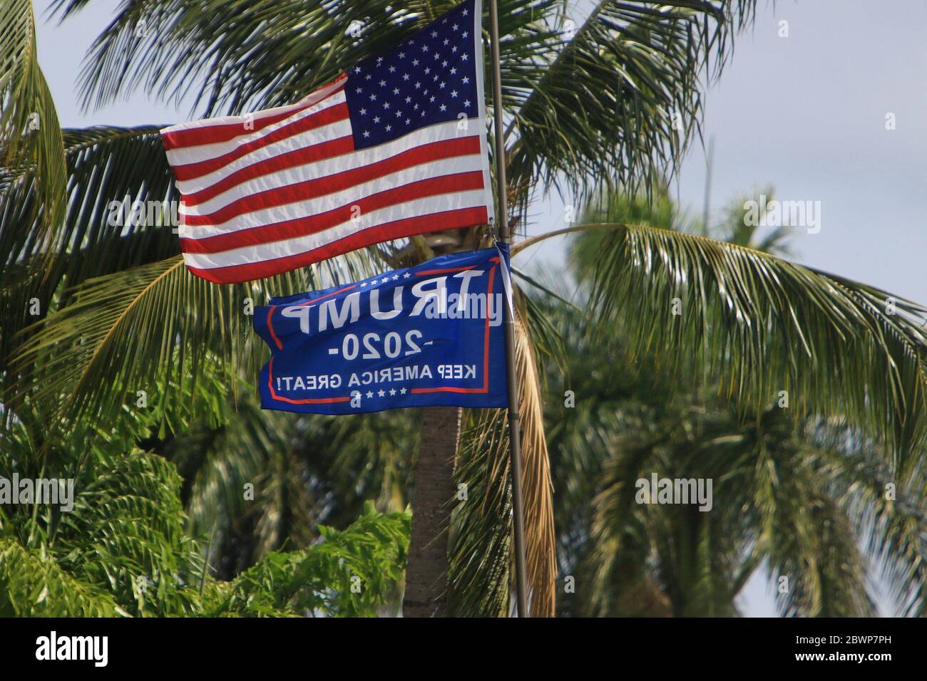 Marco Island, FL, 23. Mai 2020: „Trump. Halten Sie Amerika Great' Flagge fliegt unter der amerikanischen Flagge auf einem privaten Wohnsitz. Stockfoto