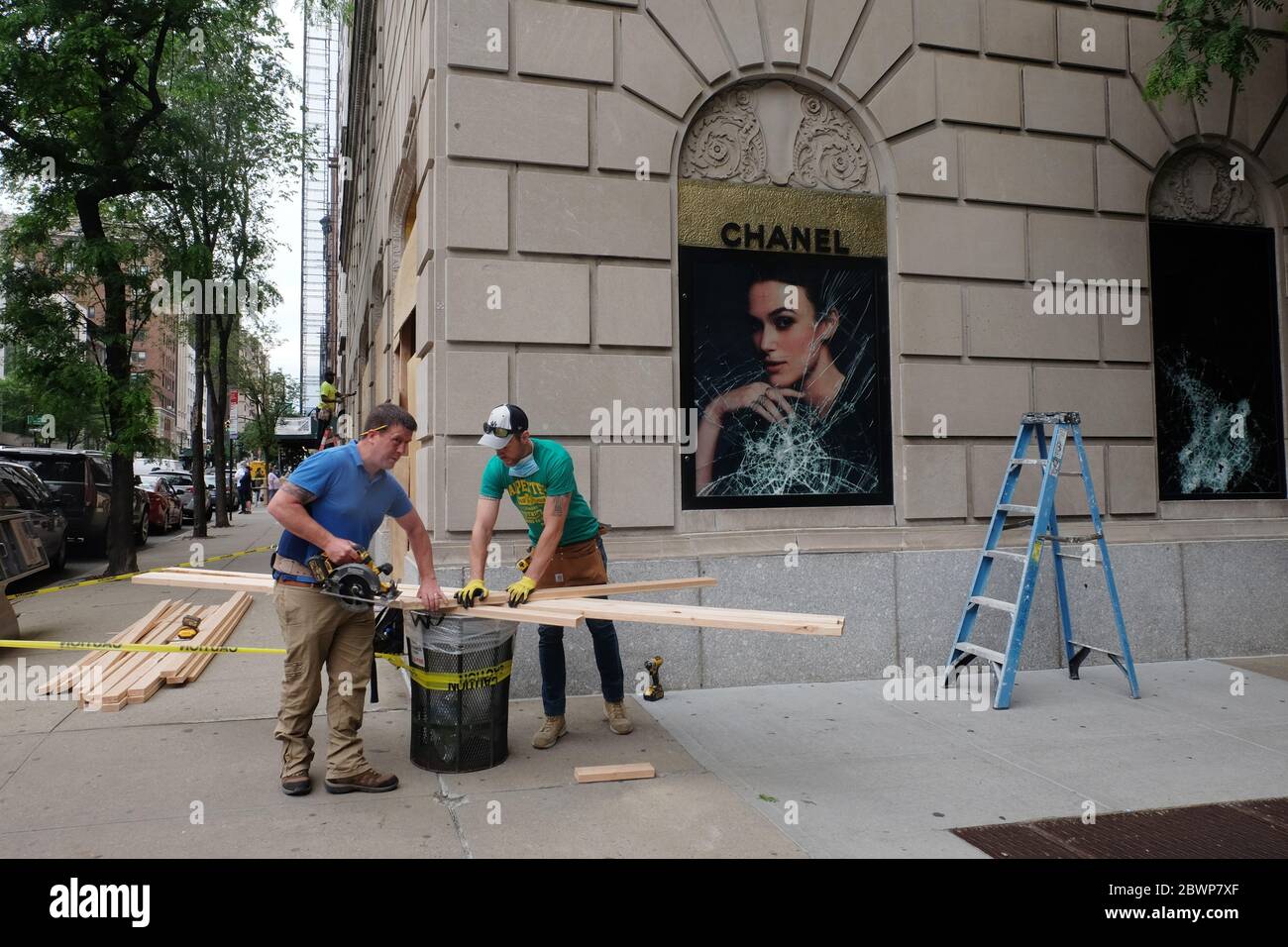 NYC-Unternehmen steigen nach einer Nacht des Vandalismus nach dem Tod von george floyd durch Polizisten in MN 6.1.20 an den Fenstern auf Stockfoto