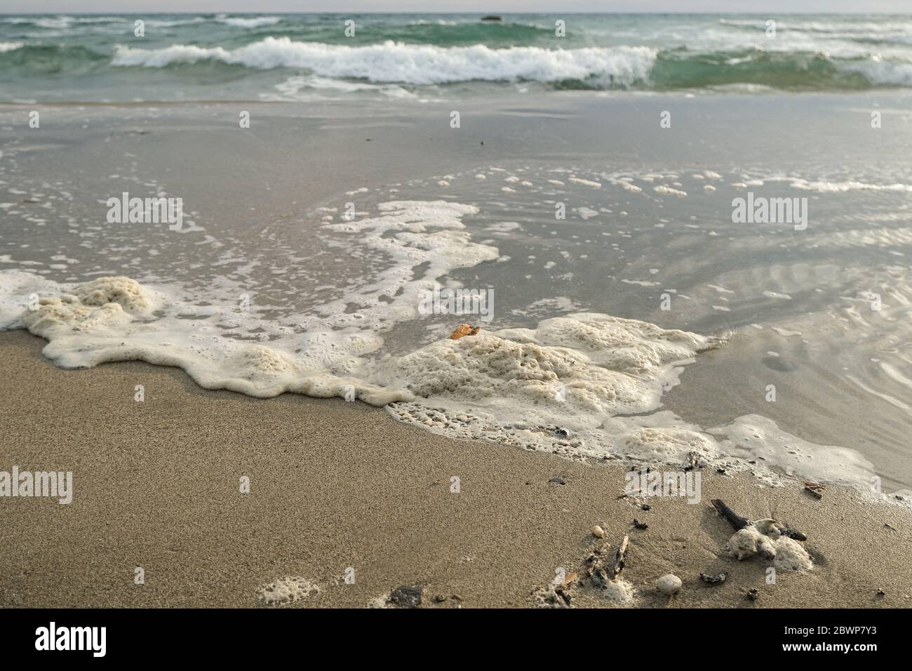 Verschmutzter Meeresschaum, chemische Abfluss auf Ozean Ökosystem, Wasserverschmutzung Stockfoto