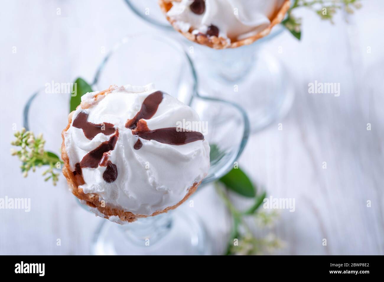 Schokoladeneis mit Waffelzapfen Stockfoto