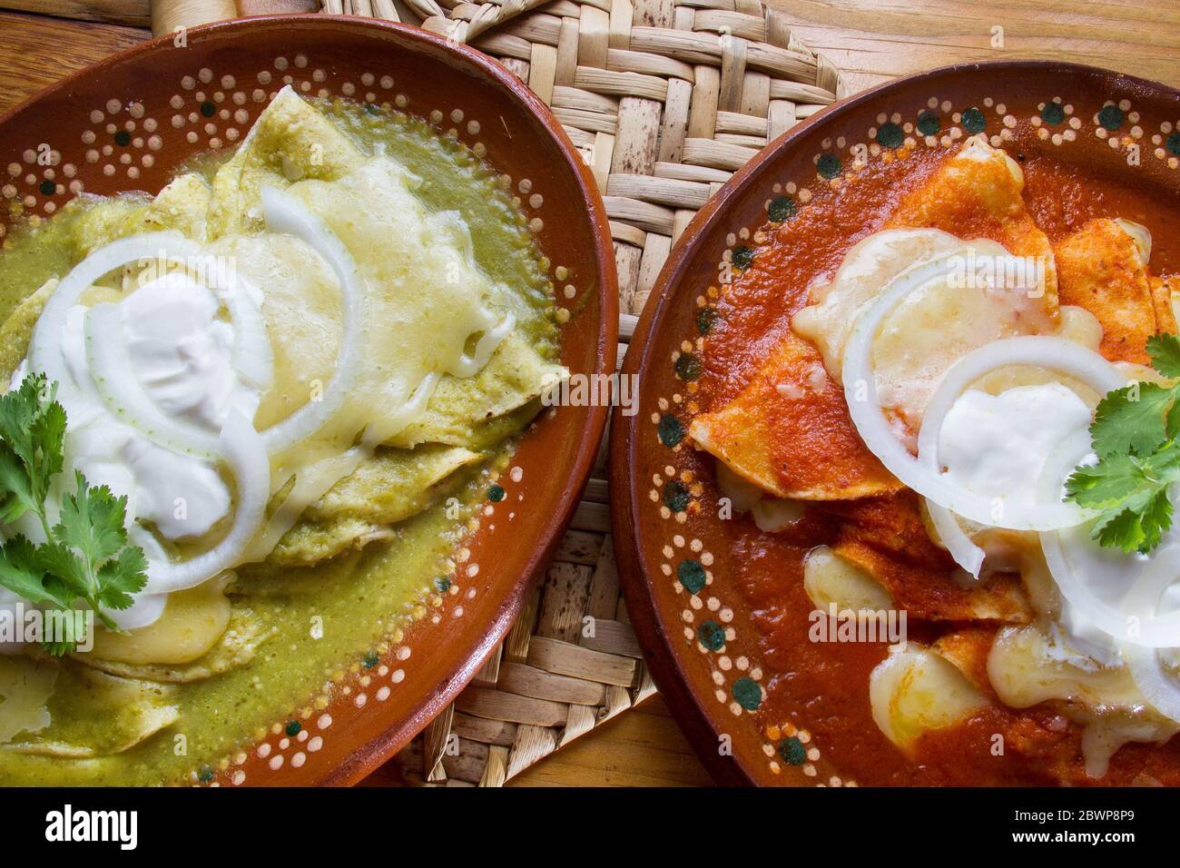 Authentische mexikanische grüne und rote Enchiladas Stockfoto