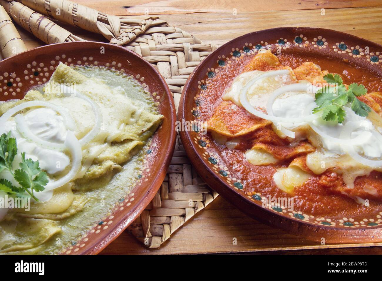 Traditionelle mexikanische rote und grüne Enchiladas Stockfoto