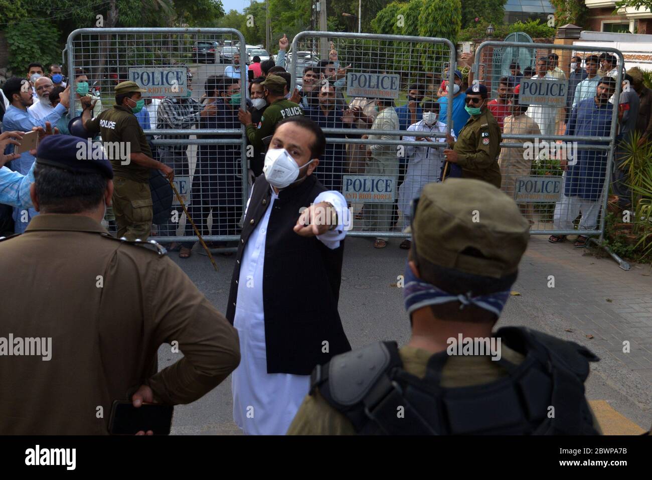 Lahore, Pakistan. Juni 2020. Pakistanische Polizeikräfte stehen während des Zusammenstoßes zwischen Polizeipersonal und PML-N-Aktivist außerhalb des Oppositionsführers in der Nationalversammlung Shehbaz Sharifs Wohnsitzanlage in der Modellstadt als Team des Nationalen Rechnungsabstellungs-Büros (NAB) überfiel ShahbazSharif Haus, während PML-N-Präsident eine NAB-Anhörung wegen eines Falls von Vermögenswerten übersprungen hat, die heute nicht mehr als möglich ist, In der Provinzhauptstadt Lahore. (Foto von Rana Sajid Hussain/Pacific Press) Quelle: Pacific Press Agency/Alamy Live News Stockfoto