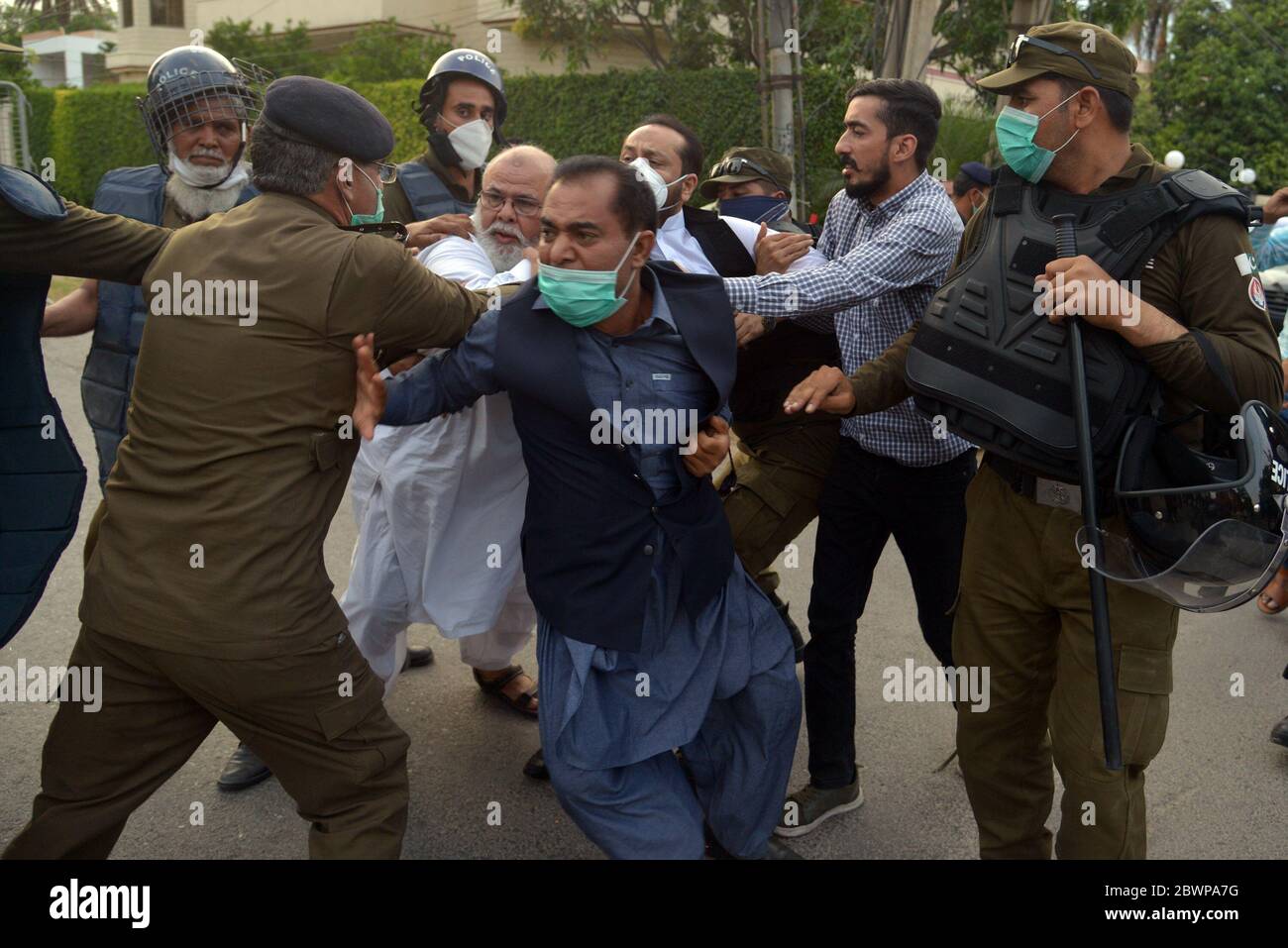 Lahore, Pakistan. Juni 2020. Pakistanische Polizeikräfte stehen während des Zusammenstoßes zwischen Polizeipersonal und PML-N-Aktivist außerhalb des Oppositionsführers in der Nationalversammlung Shehbaz Sharifs Wohnsitzanlage in der Modellstadt als Team des Nationalen Rechnungsabstellungs-Büros (NAB) überfiel ShahbazSharif Haus, während PML-N-Präsident eine NAB-Anhörung wegen eines Falls von Vermögenswerten übersprungen hat, die heute nicht mehr als möglich ist, In der Provinzhauptstadt Lahore. (Foto von Rana Sajid Hussain/Pacific Press) Quelle: Pacific Press Agency/Alamy Live News Stockfoto