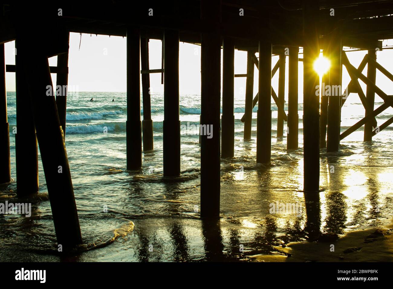 Sonnenuntergang unter einem Pier mit ätherischen Blick Stockfoto