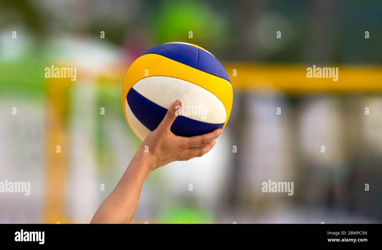 Ein männlicher Beach Volleyball Spieler ist immer bereit, den Ball zu servieren Stockfoto