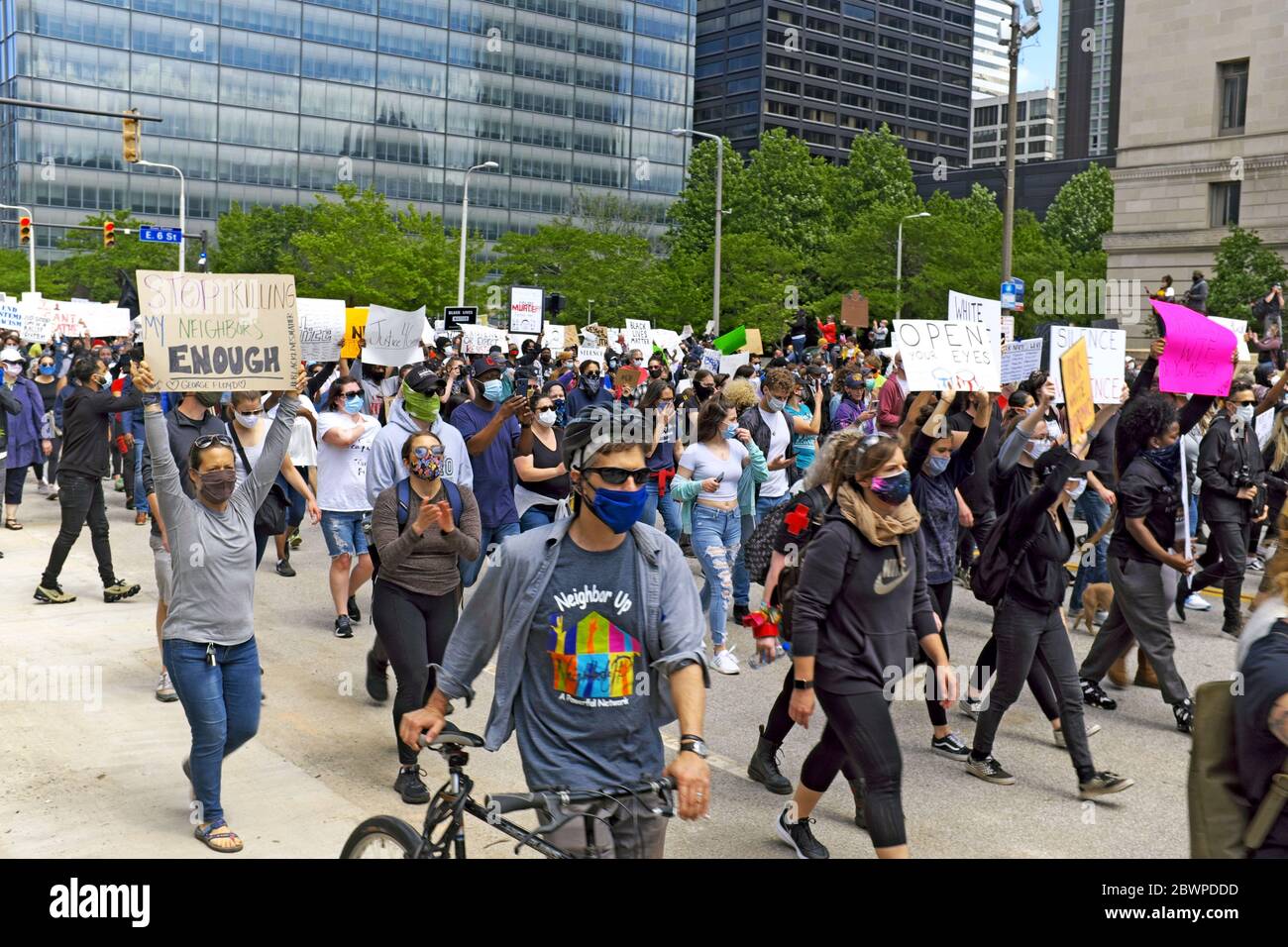 Friedliche Black Lives Matter Demonstranten marschieren entlang der Lakeside Avenue in Cleveland, Ohio, und fordern Veränderungen der Polizeikultur in den USA Stockfoto