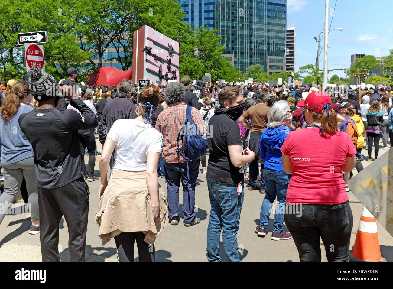 Die weltgrößte Gummimarke wird von Antifa im Willard Park in Cleveland, Ohio während der Black Lives Matter Bewegung geklettert. Stockfoto