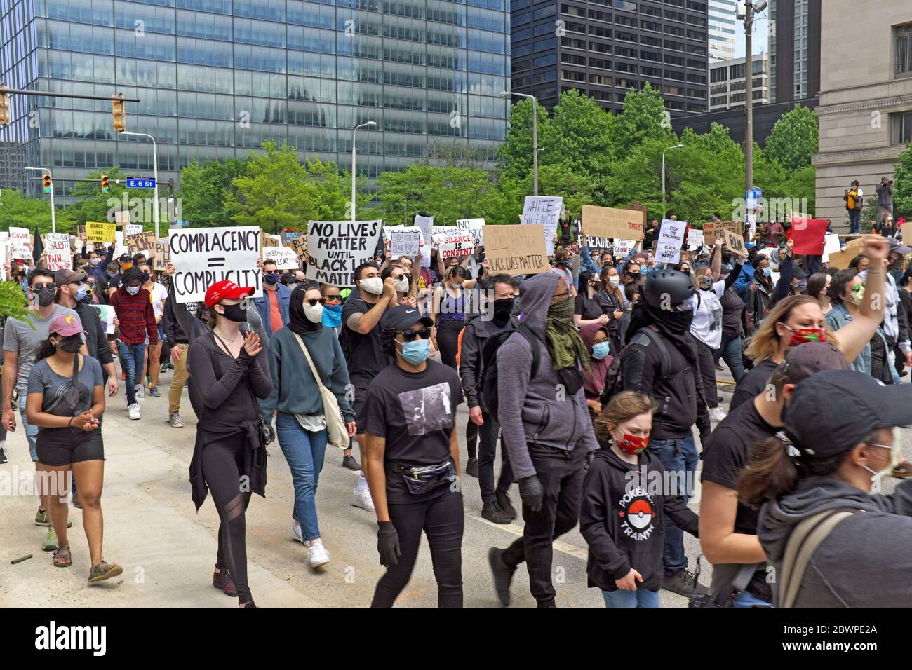 Friedliche Demonstranten gegen die Ermordung von George Floyd durch Minneapolis Polizei machen ihren Weg nach Lakeside Avenue in Cleveland, Ohio, USA. Stockfoto