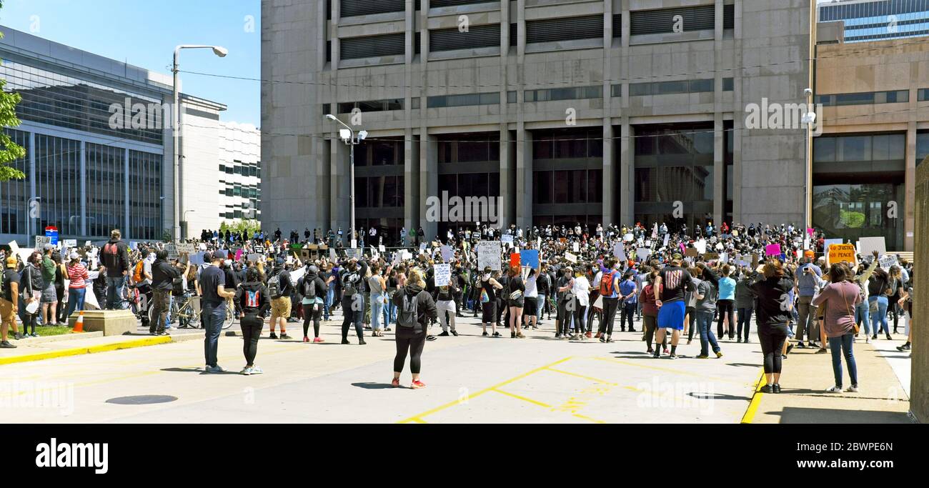 Protestierend gegen die Tötung von George Floyd in Minneapolis, steigen Demonstranten nach dem Cleveland Justice Center herab, das Änderung in der Polizeikultur fordert. Nach dem Protest gingen viele Protestierende auf die Straße, plünderten und vandalisierten das gesamte Stadtgebiet, was zu einer sechstägigen Schließung der Innenstadt führte. Stockfoto