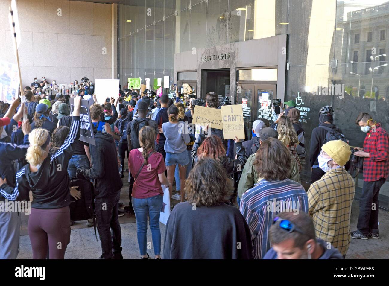 Cleveland, Ohio, USA. Mai 2020. Demonstranten versammeln sich vor dem Cleveland Justice Center auf der Lakeside Avenue in Cleveland, Ohio, USA als Teil der Black Lives Matter Bewegung. Tausende marschierten friedlich durch die Innenstadt und kamen auf den Stufen des Justizzentrums an, das das Cleveland Polizeihauptquartier ist. Während die meisten friedlich waren, schlugen einige durch Wasserflaschen an den Fenstern, während andere auf die Fenster schlugen und Gerechtigkeit für die schwarzen Leben forderten, die durch die Hände der Polizei in den Vereinigten Staaten getötet wurden. Stockfoto