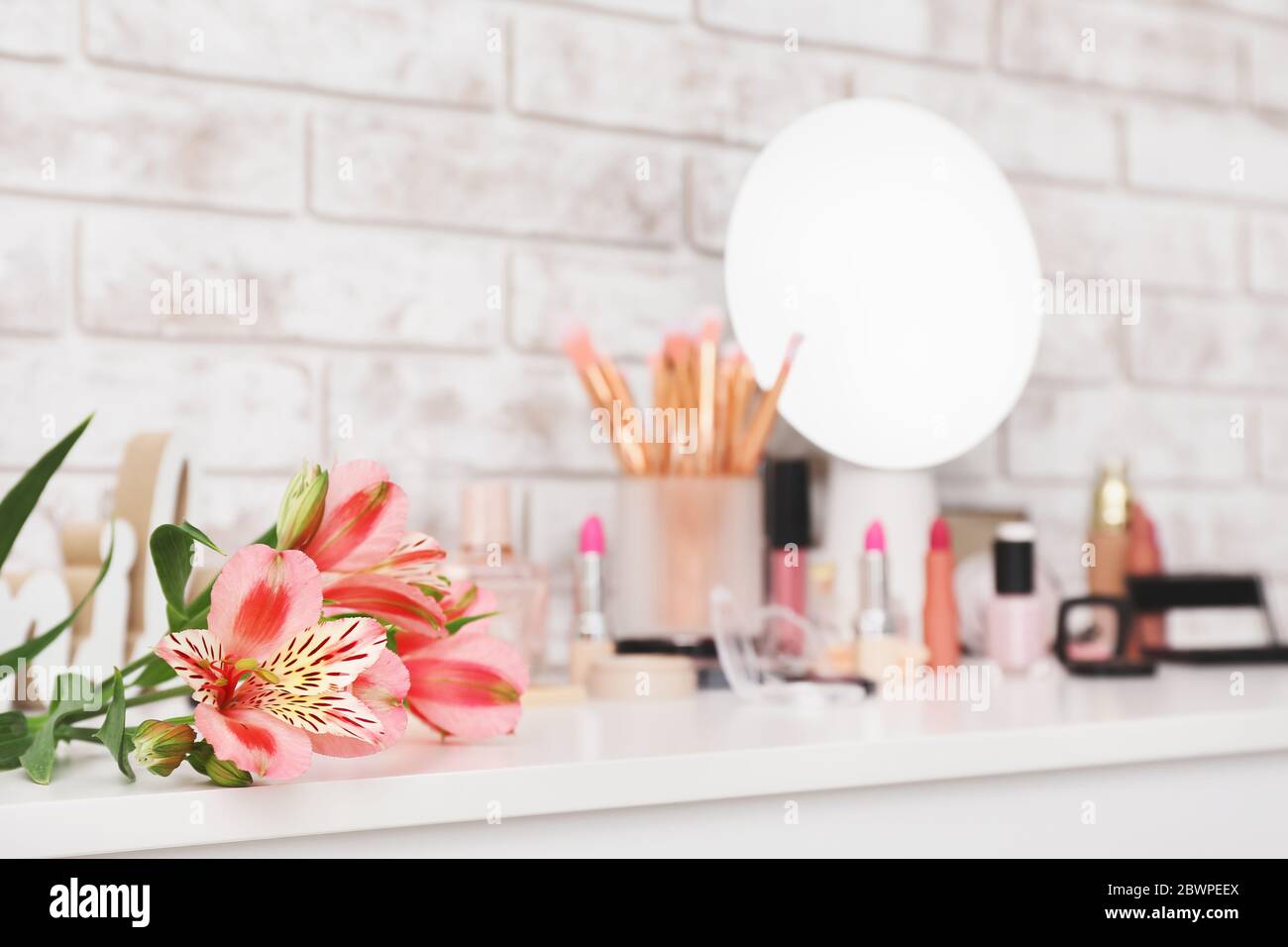 Einstellen der dekorativen Kosmetik auf Tisch Stockfoto