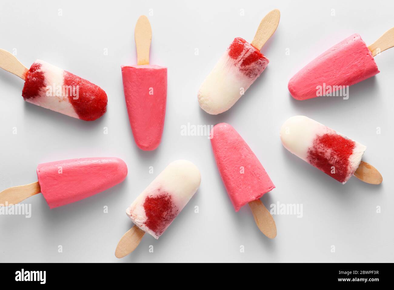 Leckeres Erdbeereis auf hellem Hintergrund Stockfoto