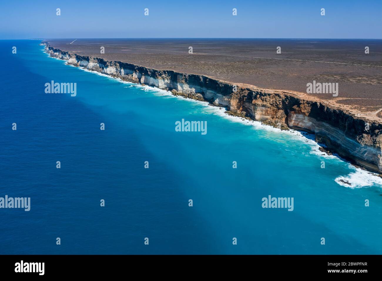 Luftaufnahme der wunderschönen Great Australian Bight Cliffs, die von den Bunda Cliffs eingefangen wurden Stockfoto
